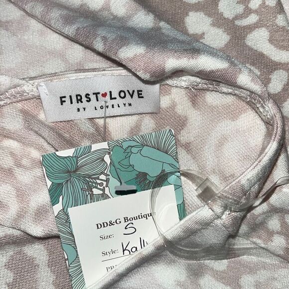 NWT First Love Boutique Leopard Print Top Small - Picture 5 of 5